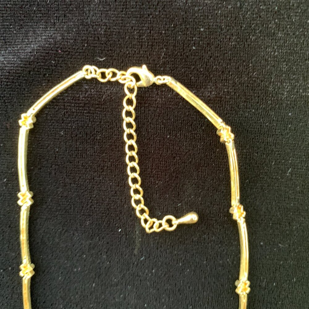 Gold Tone Necklace with‎ Red Rhinestone - Picture 4 of 4